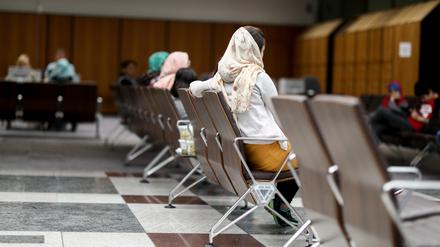 Eine geflüchtete Familie aus Afghanistan wartet im Landesamt für Flüchtlingsangelegenheiten auf den Beginn der Bearbeitung des Asylverfahrens. 