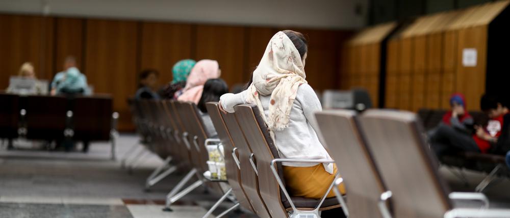 Eine geflüchtete Familie aus Afghanistan wartet im Landesamt für Flüchtlingsangelegenheiten auf den Beginn der Bearbeitung des Asylverfahrens. 