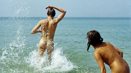 Ein junges Paar badet am FKK-Strand in Prerow.
