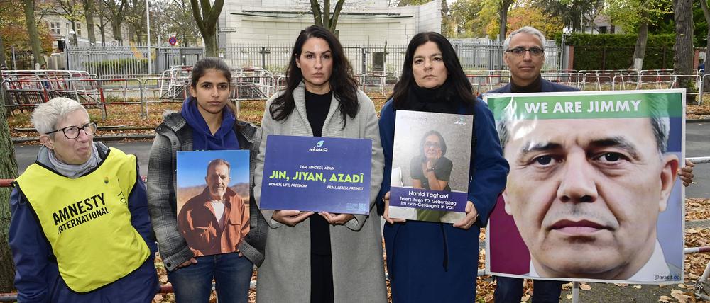 Aktion vor der iranischen Botschaft in Berlin am Dienstag. Unter anderem hat die Schauspielerin Jasmin Tabatabai (zweite von rechts) gegen die Hinrichtung von Jamshid Sharmahd protestiert.