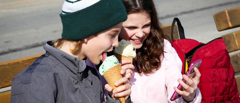 Eis essen macht auch im Winter Spaß, Schule manchmal nicht (Symbolbild).