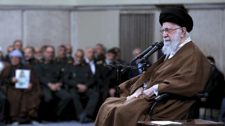 Auf diesem Foto, das von der offiziellen Website des Büros des iranischen Obersten Führers veröffentlicht wurde, sitzt Irans Religionsführer Ajatollah Ali Chamenei bei einem Treffen in Teheran vor Mikrofonen.