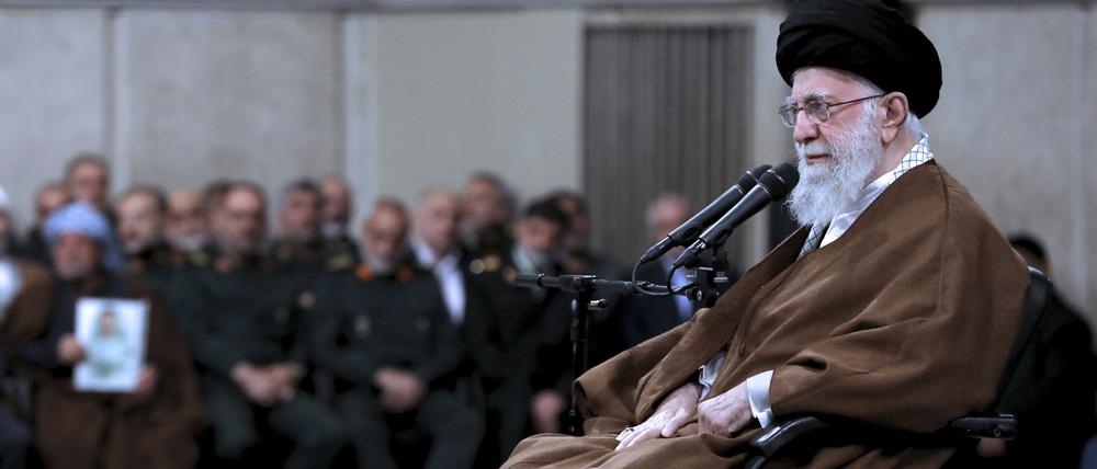 Auf diesem Foto, das von der offiziellen Website des Büros des iranischen Obersten Führers veröffentlicht wurde, sitzt Irans Religionsführer Ajatollah Ali Chamenei bei einem Treffen in Teheran vor Mikrofonen.