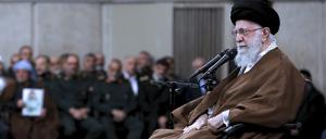 Auf diesem Foto, das von der offiziellen Website des Büros des iranischen Obersten Führers veröffentlicht wurde, sitzt Irans Religionsführer Ajatollah Ali Chamenei bei einem Treffen in Teheran vor Mikrofonen. 