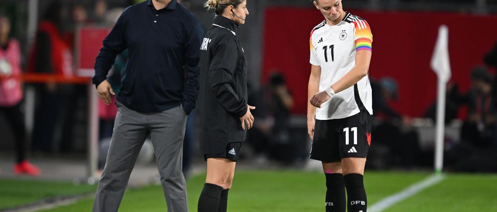 DFB-Kapitänin Alexandra Popp muss die Regenbogenbinde nach einer Anweisung der Schiedsrichterin abnehmen.