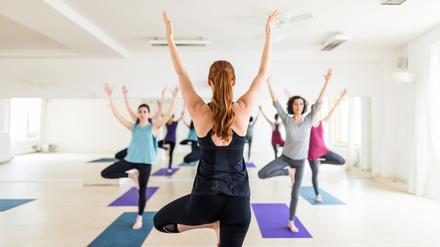 Yogakurs im Fitnessstudio: Die meisten Trainer arbeiten auf Honorarbasis.