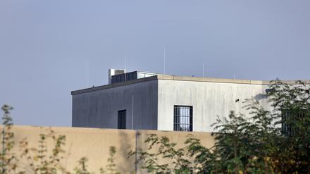 Vergitterte Fenster in einem Trakt der Justizvollzugsanstalt Augsburg-Gablingen.
