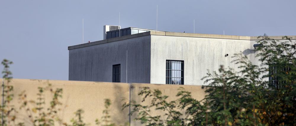 Vergitterte Fenster in einem Trakt der Justizvollzugsanstalt Augsburg-Gablingen. 