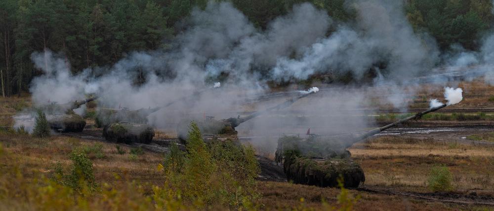Panzerhaubitzen der Bundeswehr vom Typ Panzerhaubitze 2000, schießen bei der Informationslehrübung Landoperationen 2019, auf dem Übungsplatz. (zu dpa: «Deutsche Rüstungsindustrie bekommt für Projekte EU-Millionen») +++ dpa-Bildfunk +++