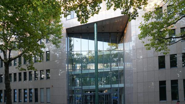 Dieses Bürogebäude an der Soorstraße in Berlin-Westend soll eine Unterkunft für Geflüchtete werden.