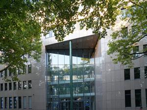 Dieses Bürogebäude an der Soorstraße in Berlin-Westend soll eine Unterkunft für Geflüchtete werden.