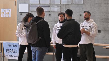 Der Israeli Shay Dashevsky (r.) von „Civil Watch Against Antisemitism“ diskutiert mit Studenten vor der Mensa in Griebnitzsee. Fast alle Gespräche drehten sich um den Nahost-Konflikt.