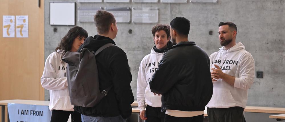 Der Israeli Shay Dashevsky (r.) von „Civil Watch Against Antisemitism“ diskutiert mit Studenten vor der Mensa in Griebnitzsee. Fast alle Gespräche drehten sich um den Nahost-Konflikt.