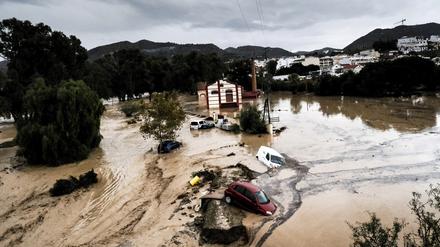Autos werden von den Wassermassen weggeschwemmt, nachdem der Fluss in der Stadt Alora aufgrund heftiger Regenfälle über die Ufer getreten ist.