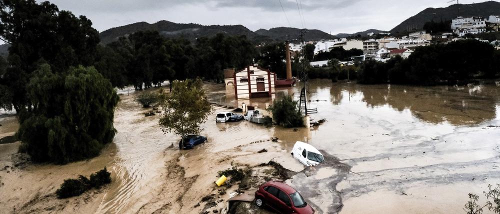 Autos werden von den Wassermassen weggeschwemmt, nachdem der Fluss in der Stadt Alora aufgrund heftiger Regenfälle über die Ufer getreten ist.