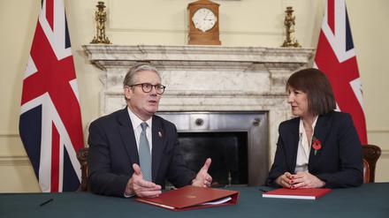 Der britische Premierminister Keir Starmer trifft sich mit der britischen Finanzministerin Rachel Reeves.
