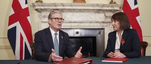 Der britische Premierminister Keir Starmer trifft sich mit der britischen Finanzministerin Rachel Reeves.