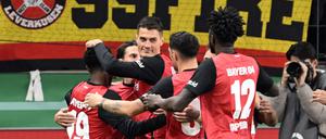Patrik Schick (M.) brachte Leverkusen früh auf die Siegerstraße.
