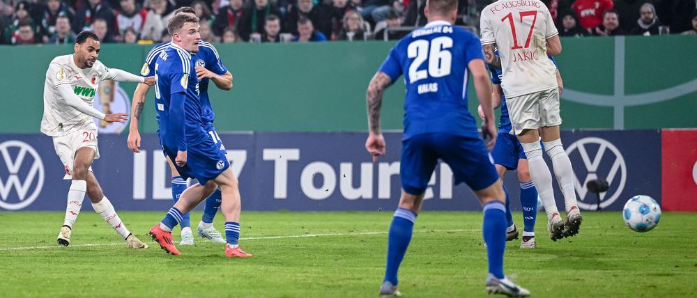 Alexis Claude-Maurice (l) hat bei seinem Schuss Glück mit dem Rasen.