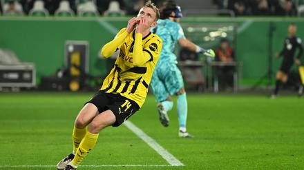 Dortmunds Maximilian Beier vergibt eine Großchance in Wolfsburg.