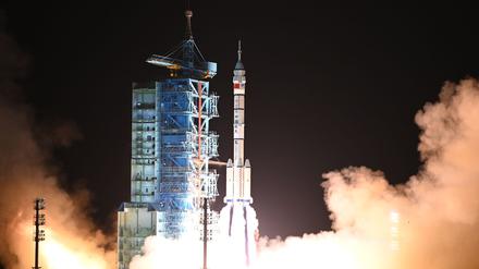 Eine Rakete vom Typ „Langer Marsch 2F“ brachte das dreiköpfige Team ins All.