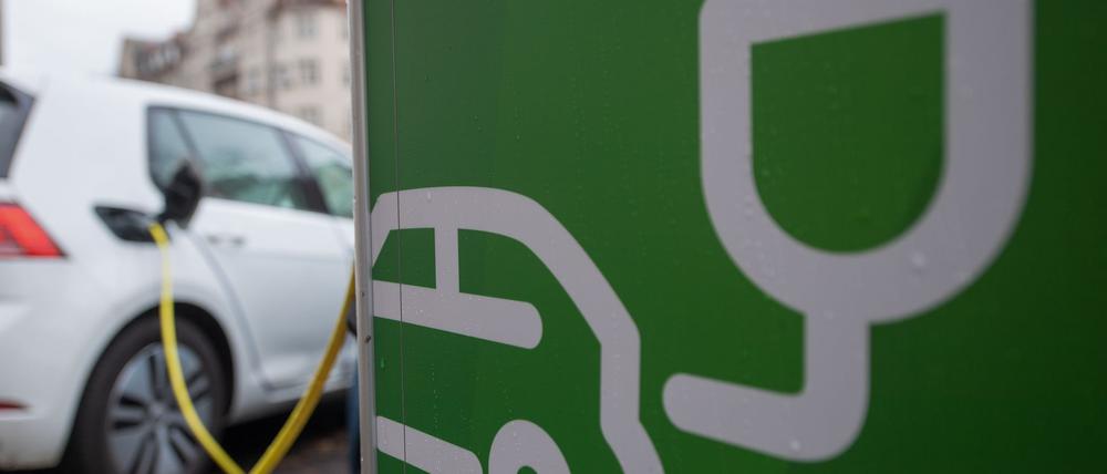 E-Autos sollen künftig nicht nur Strom aus dem Netz ziehen, sondern auch wieder darein einspeisen. (Archivbild)