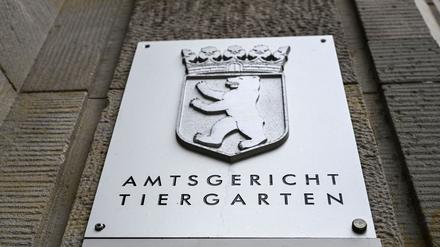 Zwei Männer, die Büchersammler betrogen haben sollen, kommen vor Gericht. 