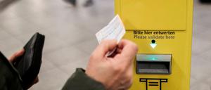Einzelfahrkarten für den Nahverkehr in Berlin und Brandenburg dürften erneut teurer werden. (Archivbild)