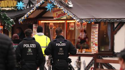 Polizisten auf dem Weihnachtsmarkt in Potsdam am 23.11.2021.