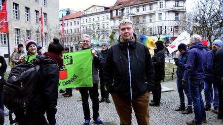Heinz Ostermann bei einer Solidaritätsdemo nach mehreren Anschlägen auf ihn und seinen Buchladen.
