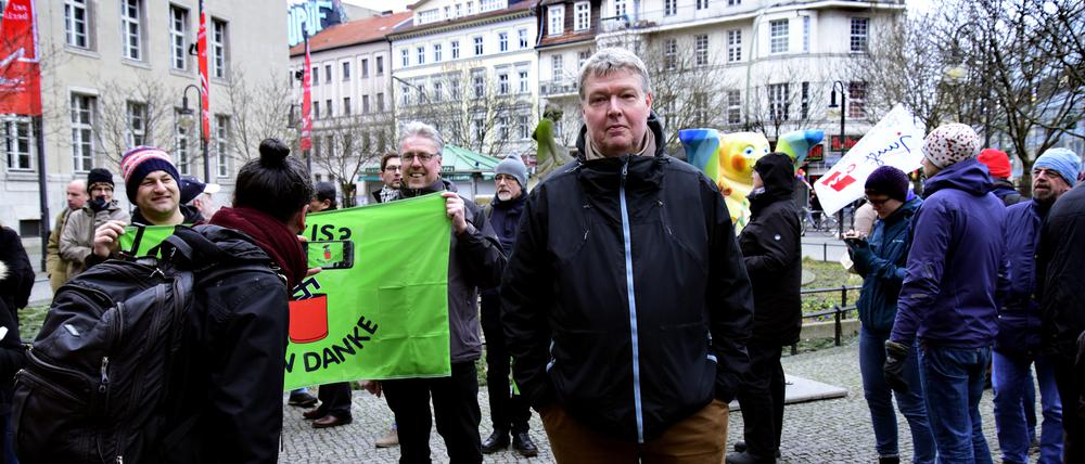 Heinz Ostermann bei einer Solidaritätsdemo nach mehreren Anschlägen auf ihn und seinen Buchladen.