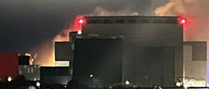 Das von PA mit Genehmigung von @jeffbarrow81 von der Social-Media-Website X, früher Twitter, herausgegebene Foto zeigt Rauch während des Brandes in der Werft von BAE Systems am Mittwochmorgen.