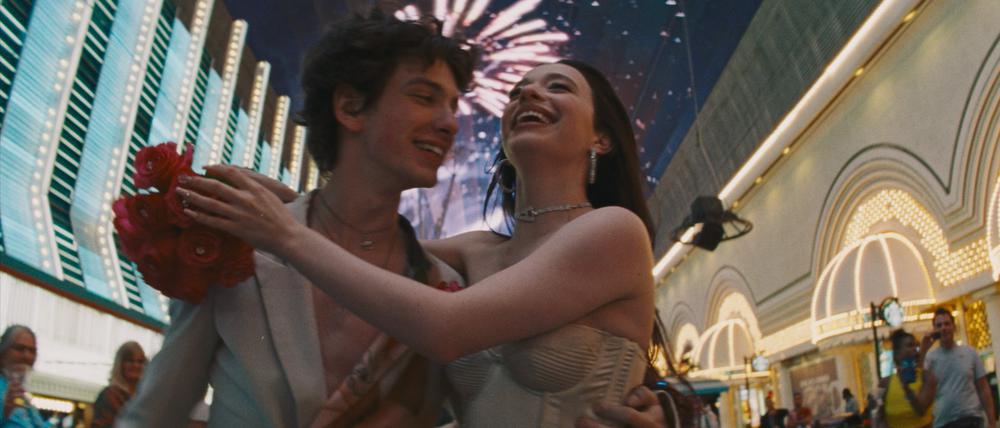 Frisch verheiratet: Mikey Madison als Anora und Mark Eydelshteyn als Ivan in „Anora“ (undatierte Filmszene).