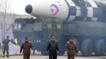Auf diesem von der nordkoreanischen Regierung über die Koreanische Zentrale Nachrichtenagentur (KCNA) verbreiteten Foto geht der nordkoreanische Staatschef Kim Jong Un (Mitte) an einem nicht genannten Ort in Nordkorea in der Nähe einer Interkontinentalrakete (ICBM) vom Typ Hwasong-17 auf der Abschussrampe spazieren, wie es heißt. 