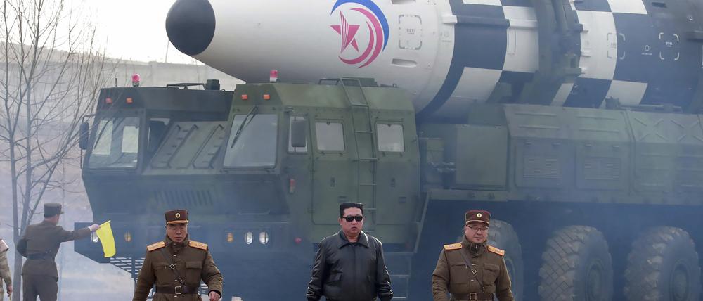 Auf diesem von der nordkoreanischen Regierung über die Koreanische Zentrale Nachrichtenagentur (KCNA) verbreiteten Foto geht der nordkoreanische Staatschef Kim Jong Un (Mitte) an einem nicht genannten Ort in Nordkorea in der Nähe einer Interkontinentalrakete (ICBM) vom Typ Hwasong-17 auf der Abschussrampe spazieren, wie es heißt.