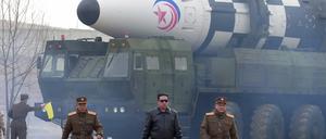 Auf diesem von der nordkoreanischen Regierung über die Koreanische Zentrale Nachrichtenagentur (KCNA) verbreiteten Foto geht der nordkoreanische Staatschef Kim Jong Un (Mitte) an einem nicht genannten Ort in Nordkorea in der Nähe einer Interkontinentalrakete (ICBM) vom Typ Hwasong-17 auf der Abschussrampe spazieren, wie es heißt. 