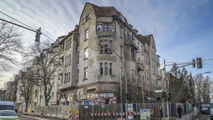 Bröckelt seit Jahren vor sich hin: Das „Geisterhaus“ am Gardeschützenweg Ecke Hindenburgdamm in Berlin-Steglitz-Zehlendorf verfällt immer stärker.