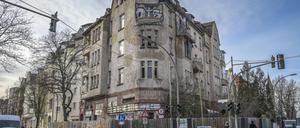 Bröckelt seit Jahren vor sich hin: Das „Geisterhaus“ am Gardeschützenweg Ecke Hindenburgdamm in Berlin-Steglitz-Zehlendorf verfällt immer stärker.