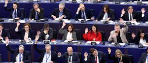 Abgeordnete des Europäischen Parlaments heben ihre Hände zur Abstimmung.