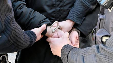 Gestellte Szene einer Festnahme durch die Polizei. 
