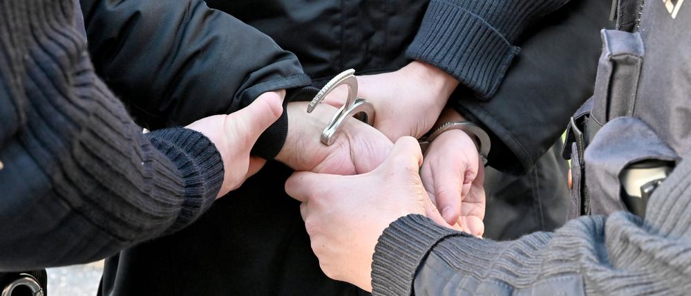 Gestellte Szene einer Festnahme durch die Polizei. 