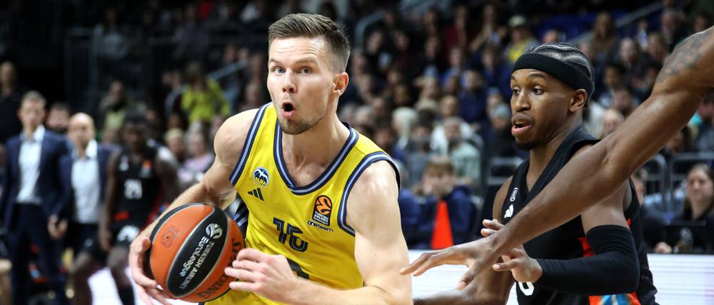 Für Martin Hermannsson (li., gegen TJ Shorts) reichte es gegen Paris nicht zum Sieg. 