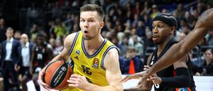 Für Martin Hermannsson (li., gegen TJ Shorts) reichte es gegen Paris nicht zum Sieg. 