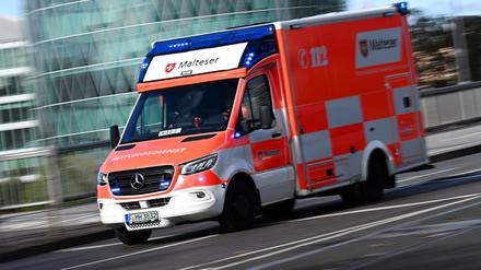 Ein Rettungswagen des Malteser Hilfsdienstes ist mit eingeschaltetem Blaulicht auf dem Weg zum Universitätsklinikum.