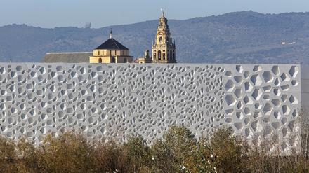 Die Öffnungen in der Fassade des Centro de Creación Contemporánea de Andalucía (C3A) sind der Architektursprache der Mezquita-Kathedrale in Cordóba nachempfunden. 