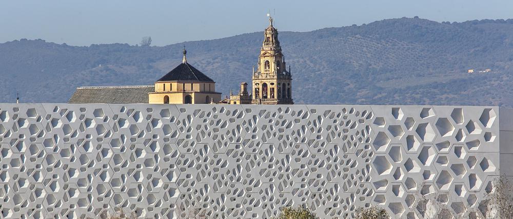 Die Öffnungen in der Fassade des Centro de Creación Contemporánea de Andalucía (C3A) sind der Architektursprache der Mezquita-Kathedrale in Cordóba nachempfunden. 