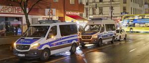Fahrzeuge der Polizei stehen auf der Sonnenallee. (Symbolbild)