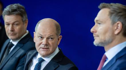 Kanzler Olaf Scholz (M.), Wirtschaftsminister Robert Habeck (l.)und Finanzminister Christian Lindner. 