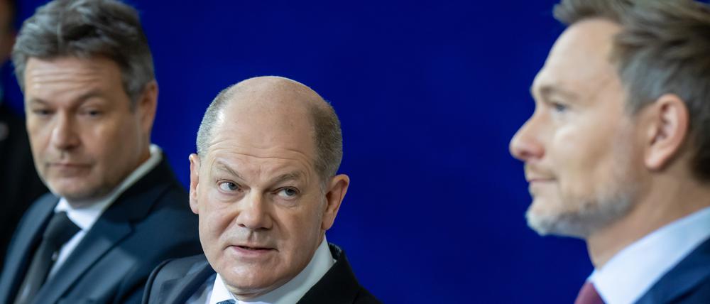 Kanzler Olaf Scholz (M.), Wirtschaftsminister Robert Habeck (l.)und Finanzminister Christian Lindner.