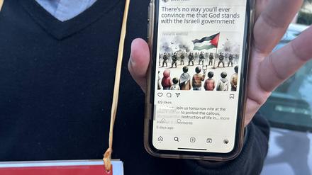Ein Handyscreen mit israelfeindlichem Beitrag aus den sozialen Medien: Auf dem Bild marschiert eine übermächtige israelische Armee auf eine Gruppe von hilflos aussehenden Kindern zu, dazwischen eine Palästina-Flagge.